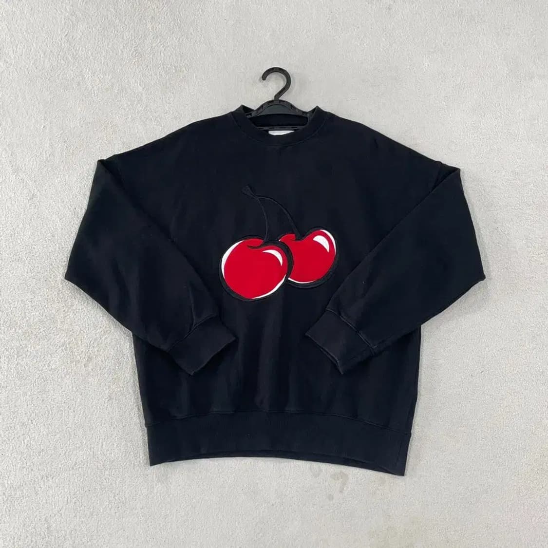 키르시 블랙 맨투맨 1 상품이미지1