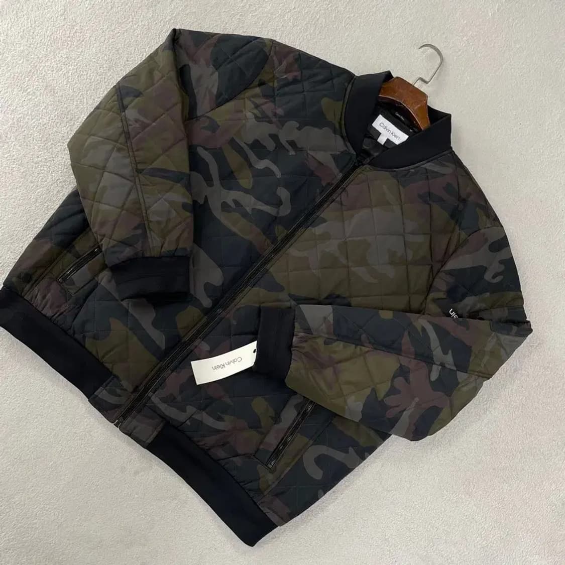 (새상품) XXL 캘빈클라인 카모 경량패딩 남성 상품이미지3