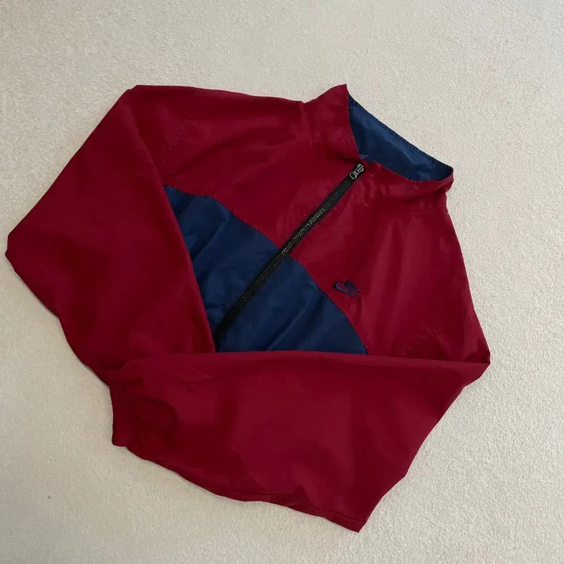 나이키 여성 크롭 바람막이 리메이크 버건디 상품이미지3