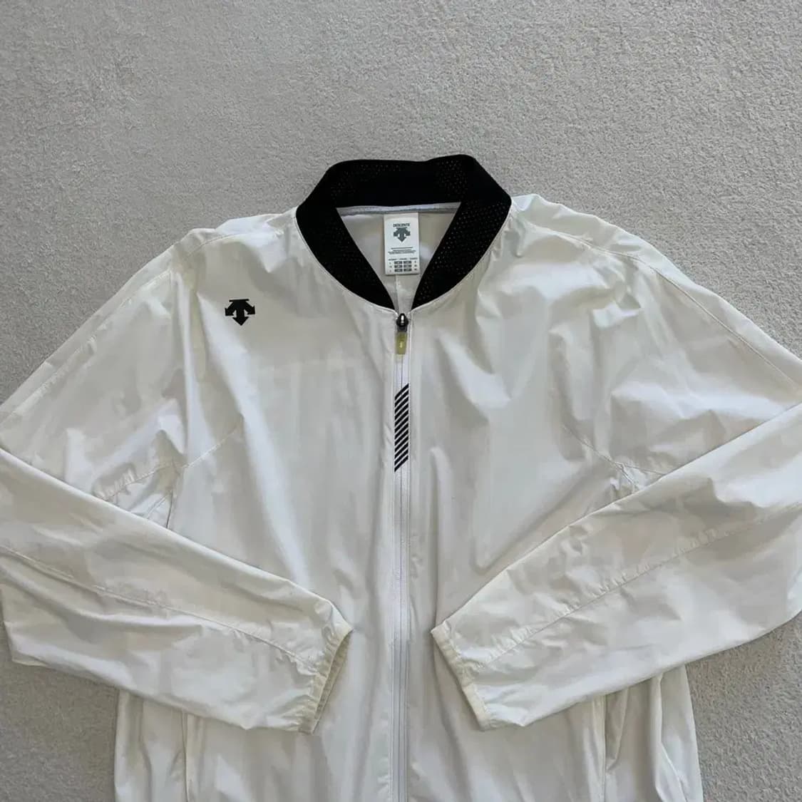 데상트 여성 경량 바람막이 L 상품이미지2