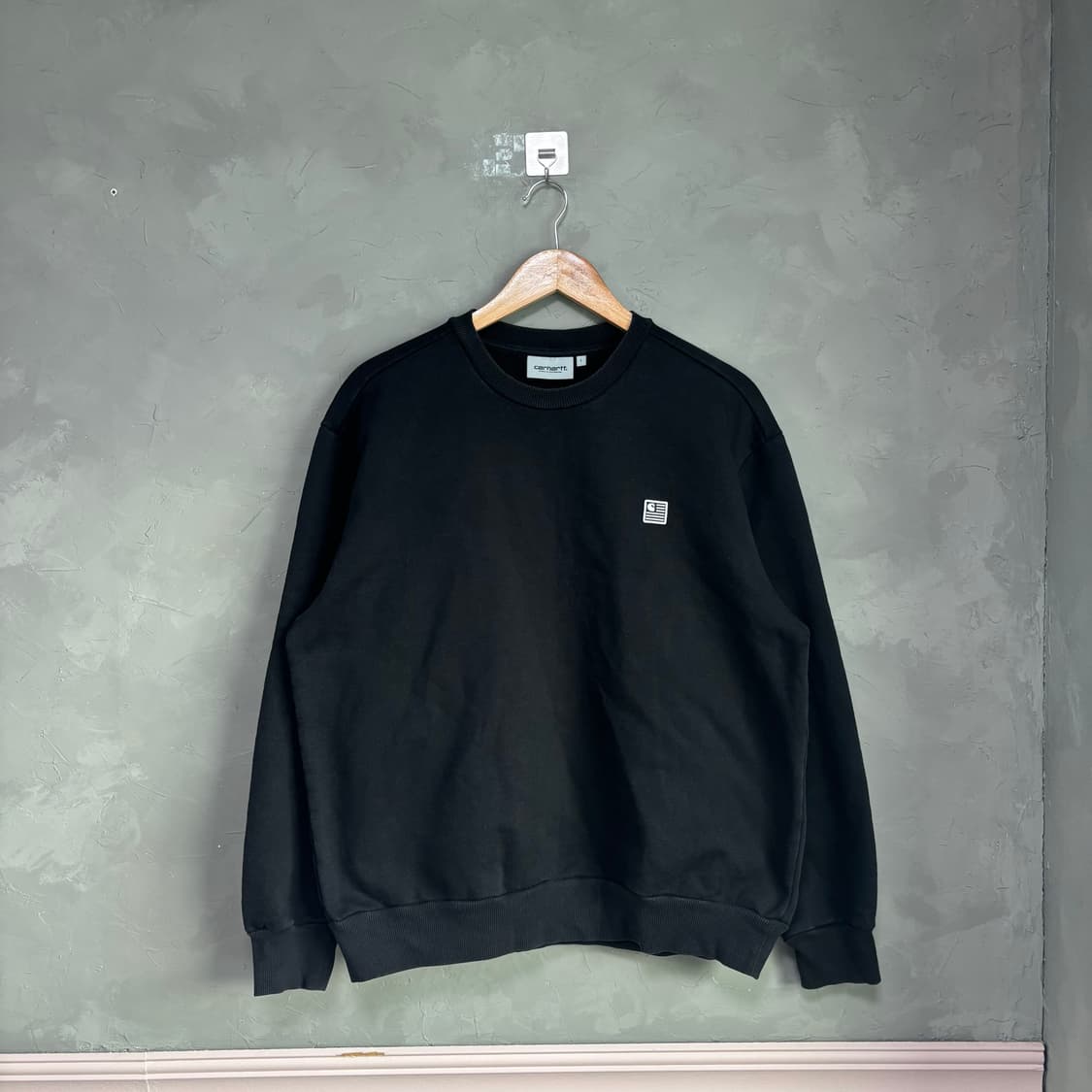칼하트 wip 스테이트 패치 맨투맨 블랙 상품이미지1
