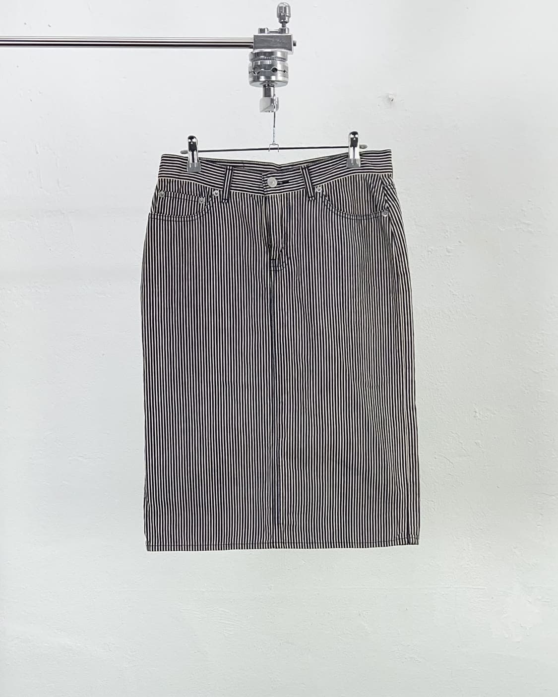 리바이스 화이트 블랙 스트라이프 데님 미디 스커트 상품이미지1