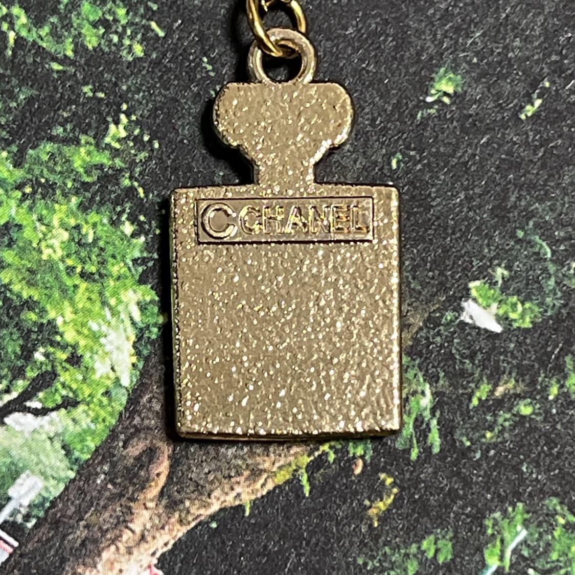 샤넬 No.5 퍼퓸 보틀 크리스탈 업사이클링 골드 목걸이 블랙 상품이미지2