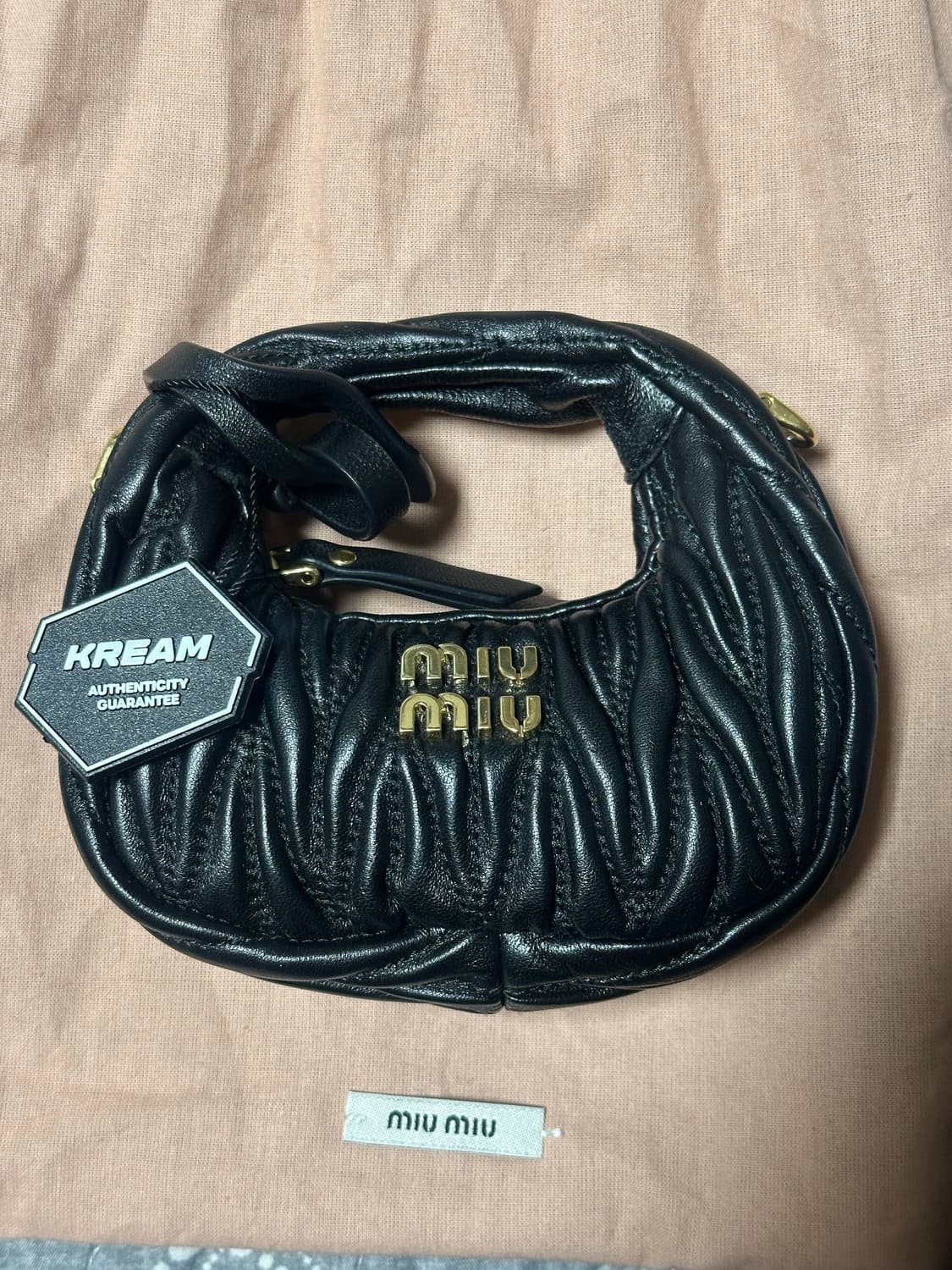 미우미우 마테라쎄 완더 호보백 미니 파우치 상품이미지1