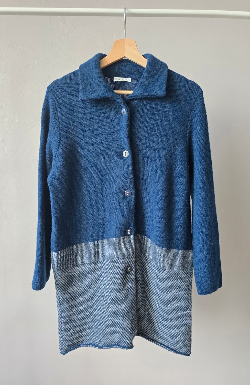 ATELIER SIX 딥블루 배색 울 롱 가디건 상품이미지1