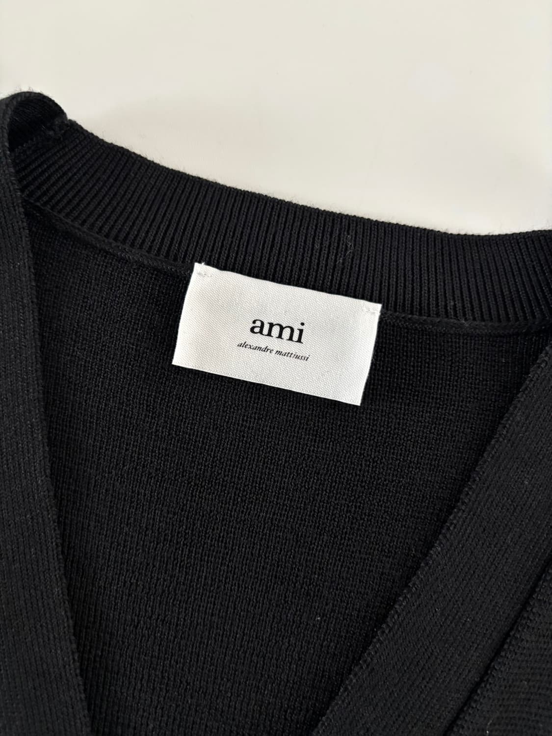 AMI 아미 하트 로고 블랙 브이넥 가디건 상품이미지4