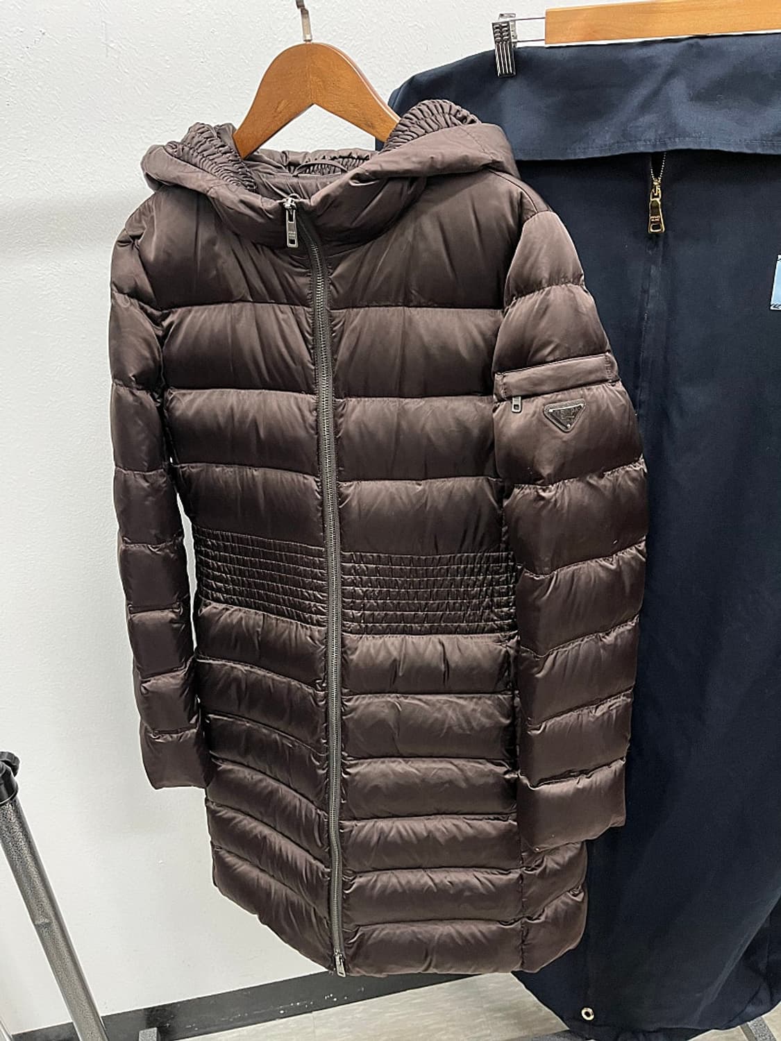 여) 프라다 초코브라운 새틴 롱패딩  상품이미지2