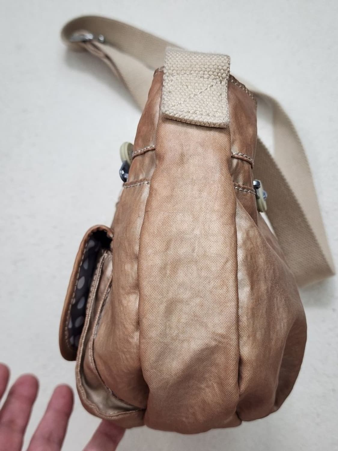 KIPLING 유광 베이지 숄더백 상품이미지5