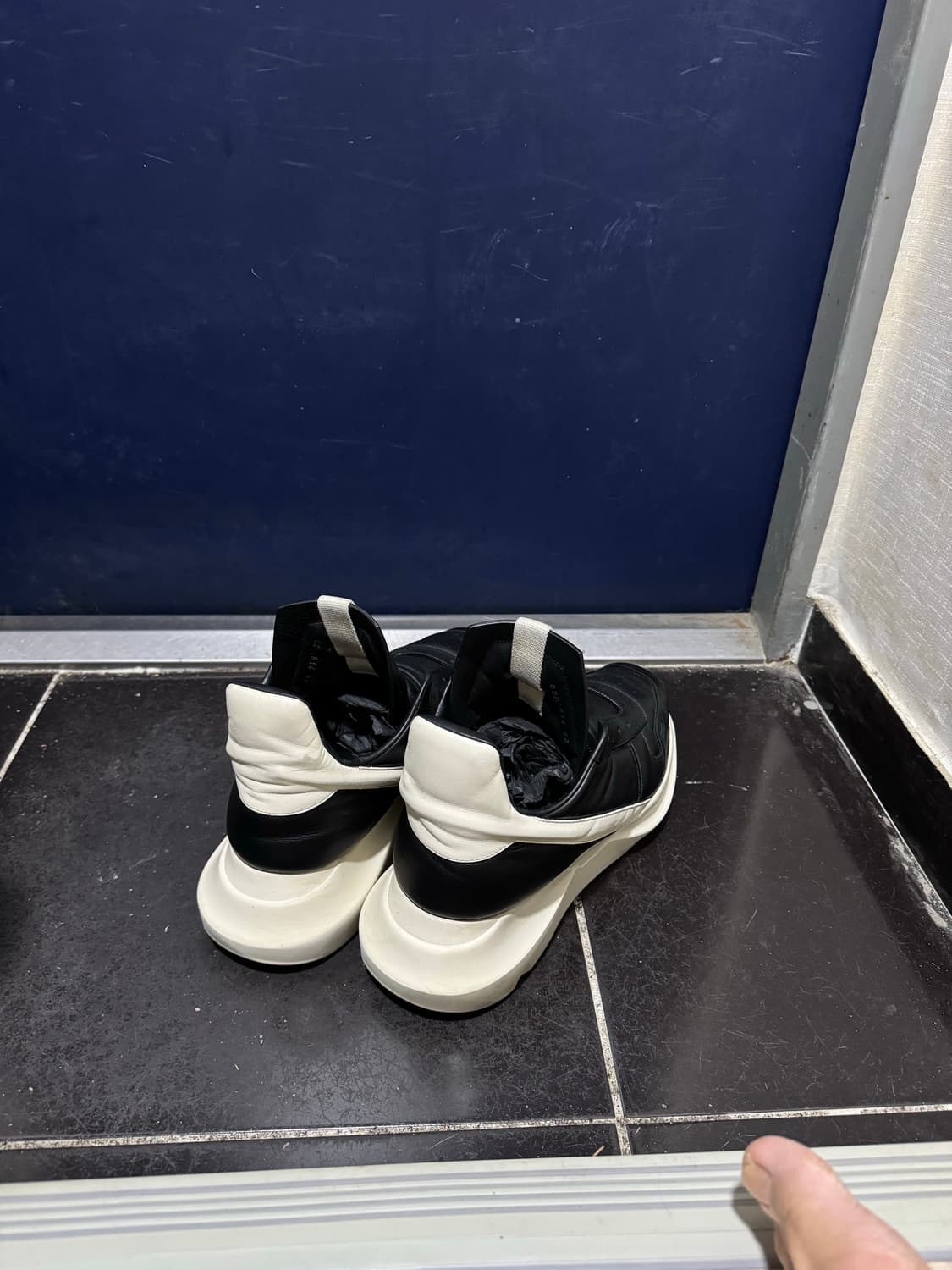 릭오웬스 22시즌 게스 러너 블랙밀크 42사이즈 상품이미지4