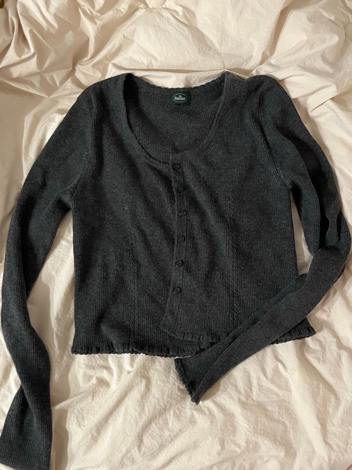 더바넷 Scallop Cropped Knit Cardigan (차콜) 상품이미지2