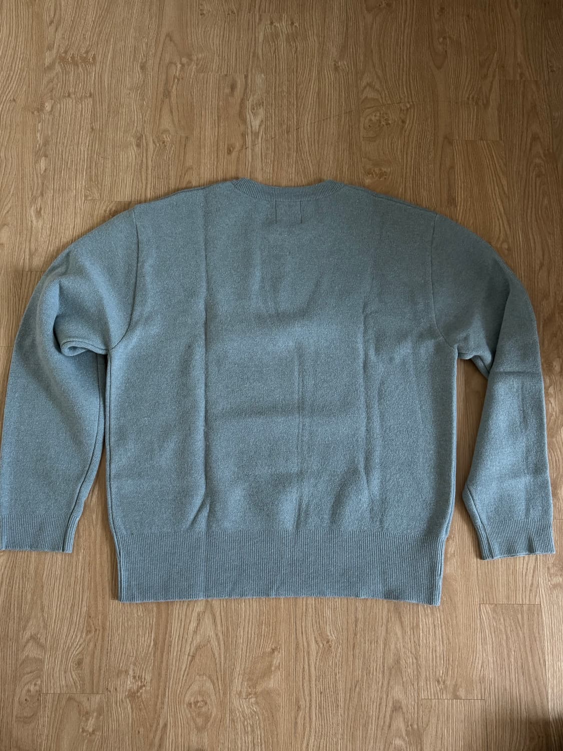 999휴머니티 램스울 로고 크루넥 니트 에메랄드 블루 팔아요! 상품이미지3