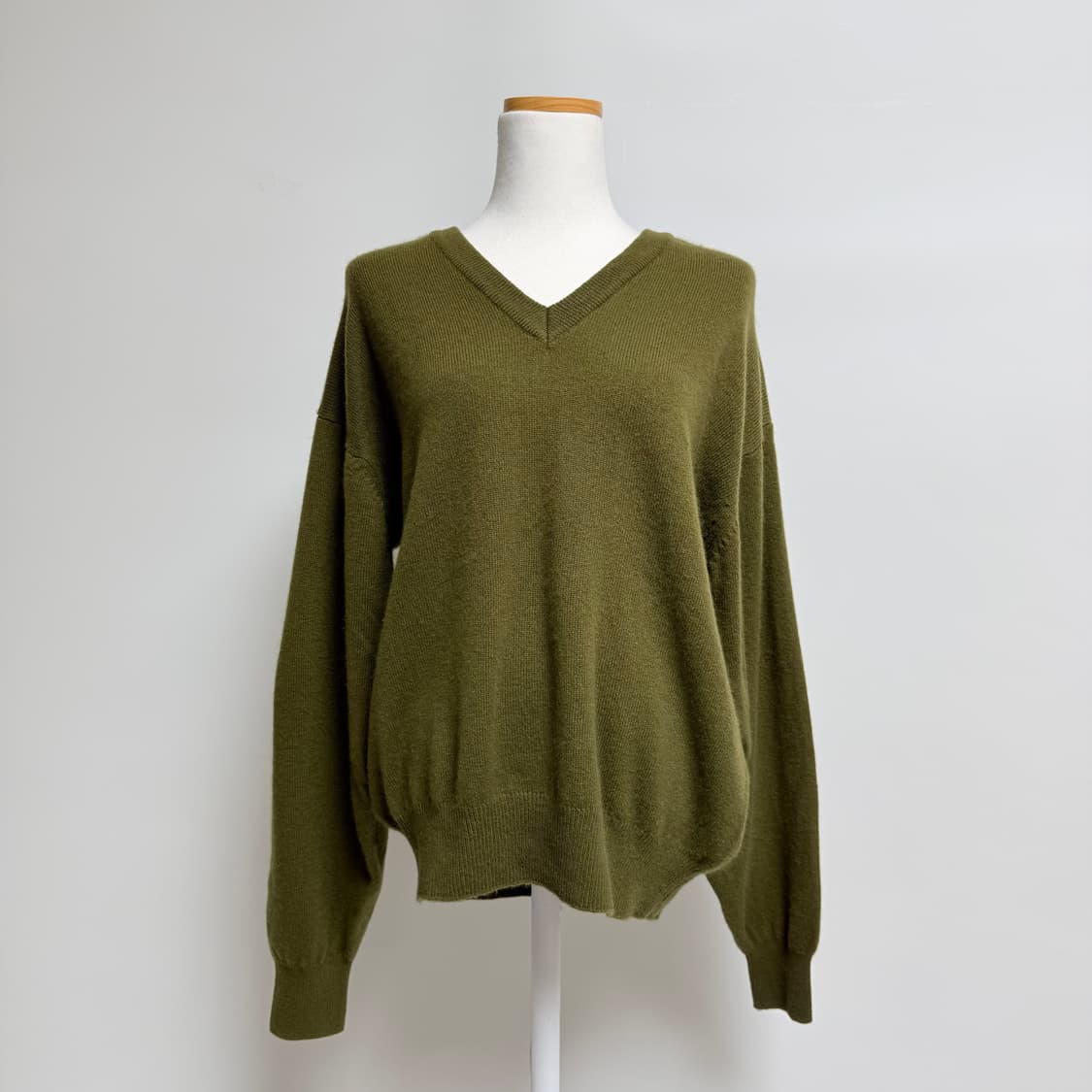 [캐시미어 100%] 카키색 브이넥 니트 L 상품이미지1