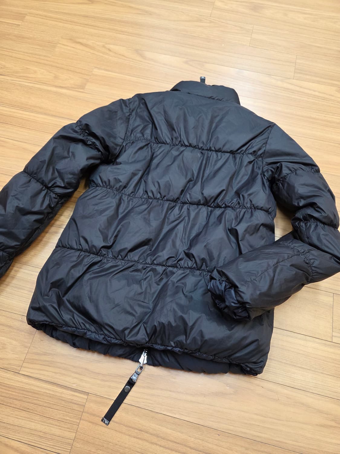 엠포리오 아르마니 블랙 패딩 판매합니다. 무난한 디자인이라 여기저기 잘  상품이미지4