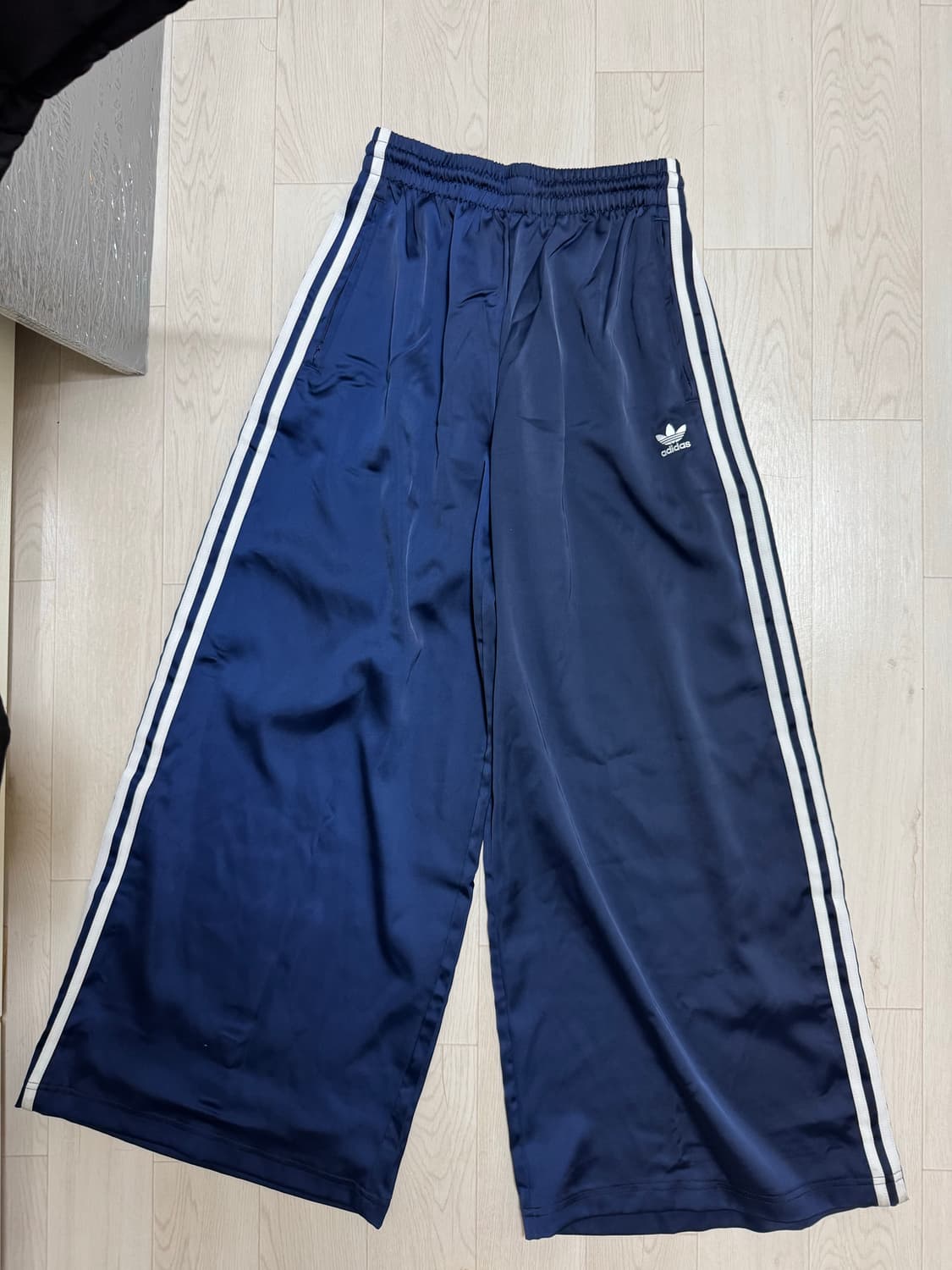 아디다스 새틴 와이드 팬츠 네이비32 상품이미지1