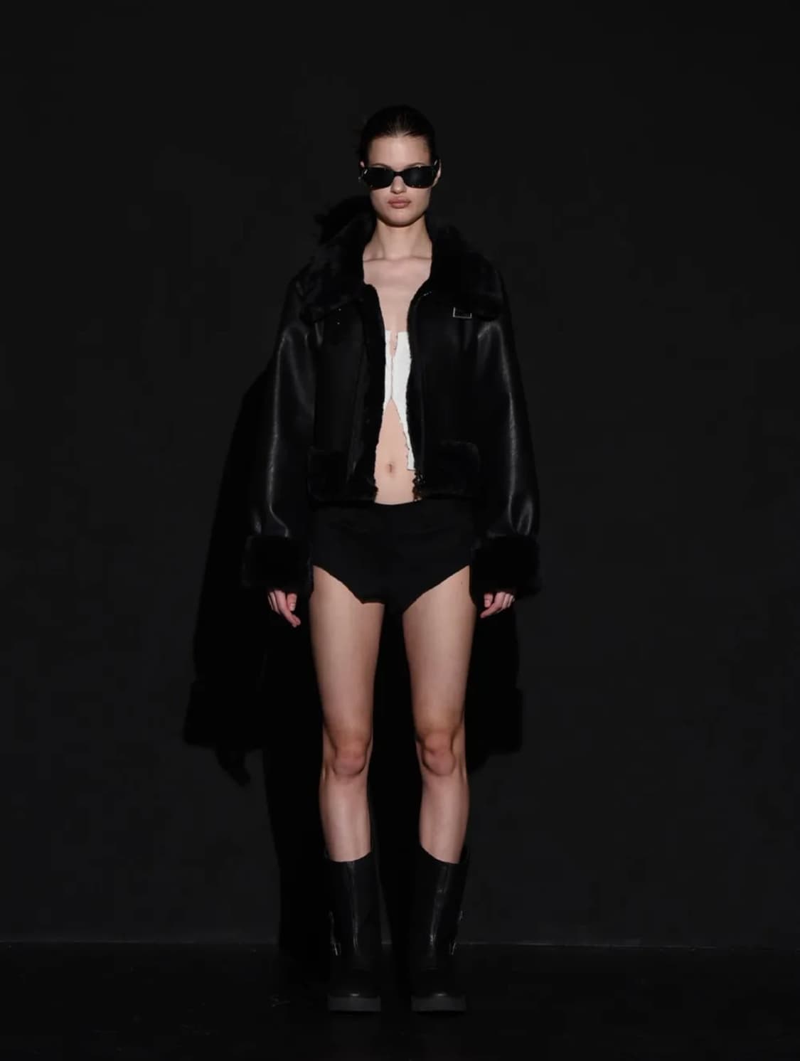 23W HIGH NECK SHORT MUSTANG IN BLACK 상품이미지1