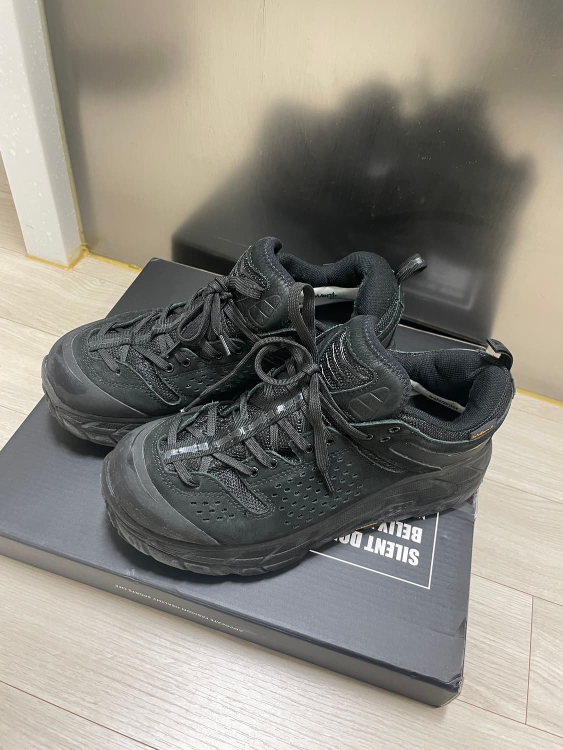 호카 X 엔지니어드 가먼츠 토르 울트라 로우 블랙 (265) 상품이미지2