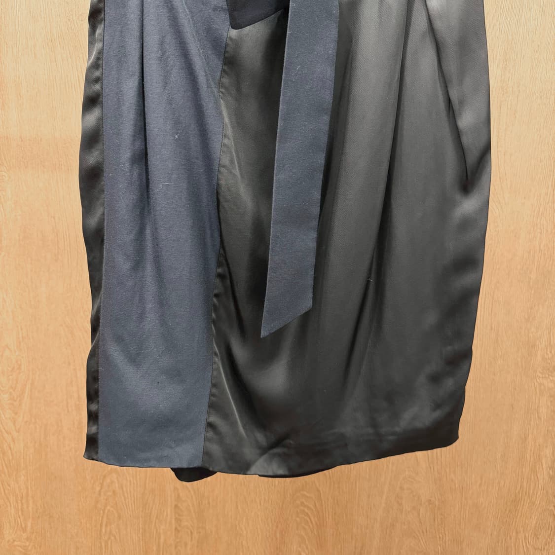 타임 미디 스커트 언발란스 배색 벨트 스트랩 핀턱 디테일 벌룬핏 블랙 상품이미지5