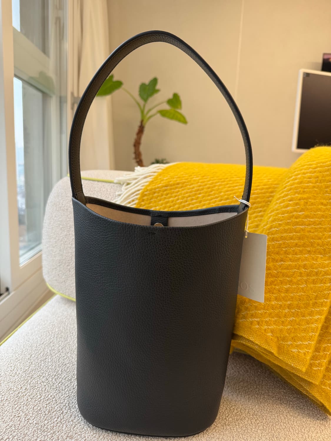 코스 PARADIGM 미니 토트백 - 레더 (블랙) 상품이미지5