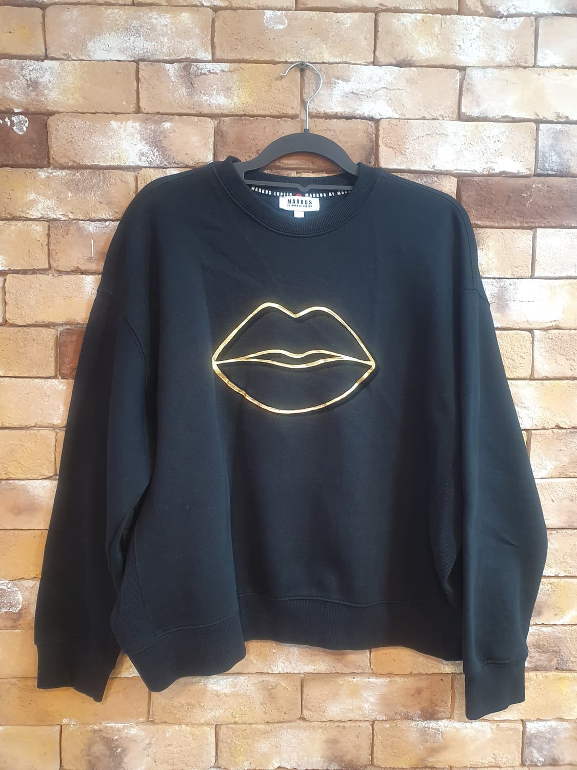 마커스루퍼 블랙 맨투맨 상품이미지1