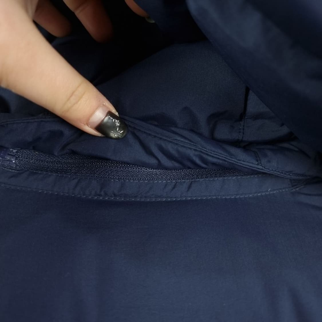 [노스페이스] 로고 자수 구스다운 롱 패딩 네이비 M18280 상품이미지6