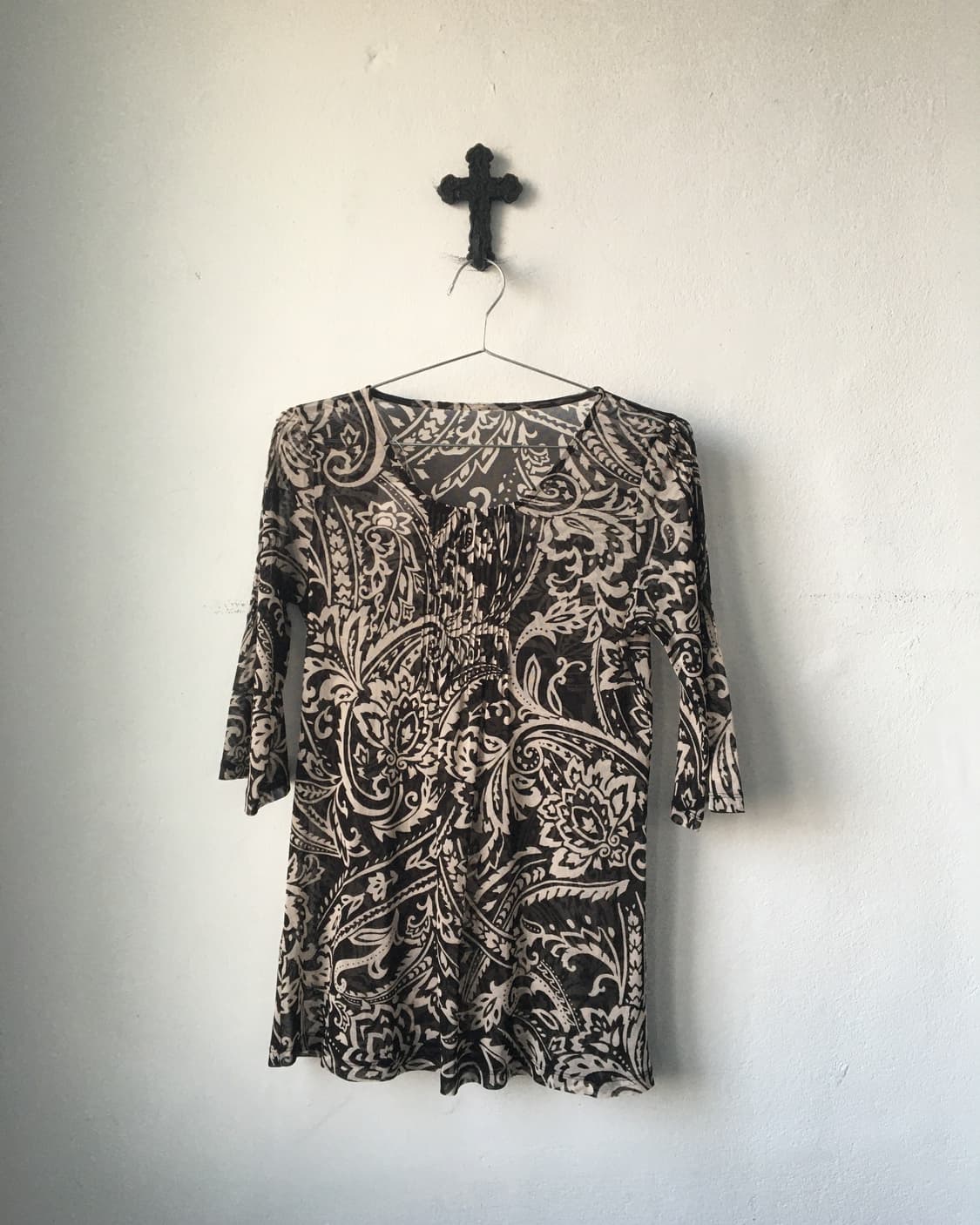 Ornament pattern mesh top 상품이미지1