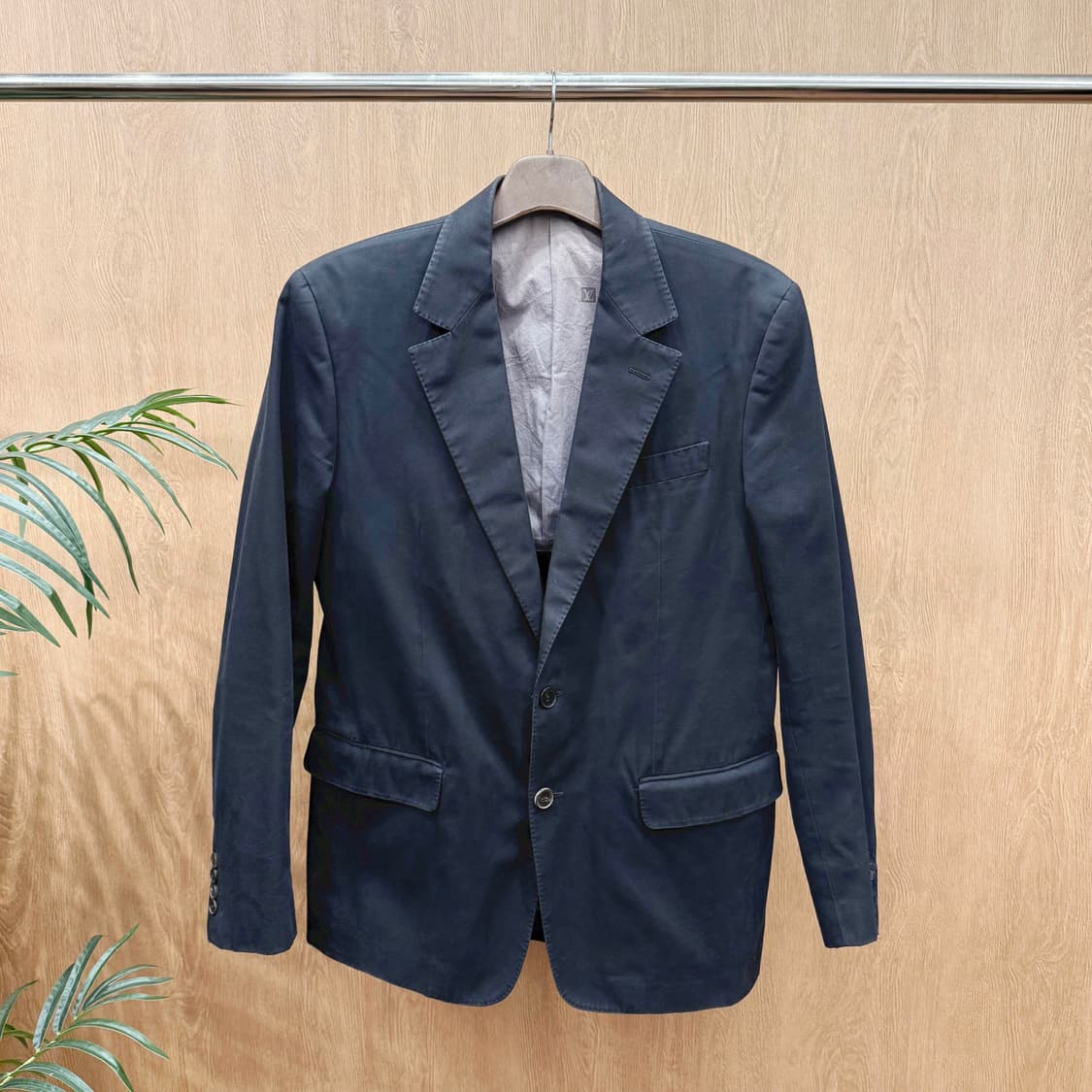 루이비통 싱글 자켓 투버튼 플랩 포켓 내부 지퍼 포켓 디테일 블랙 상품이미지1