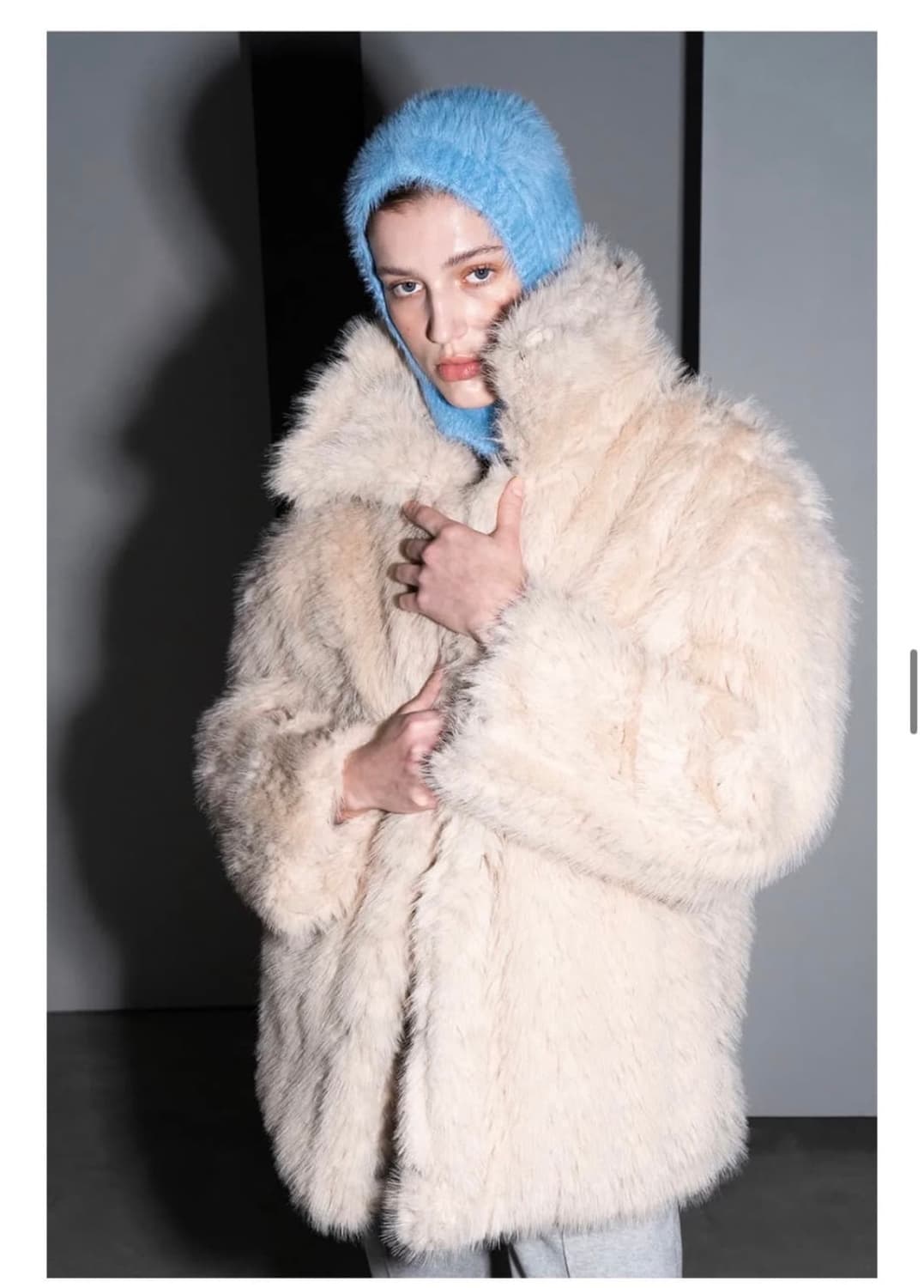 320쇼룸 에코 퍼 넥라인 훅 4버튼 자켓 베이지 상품이미지1