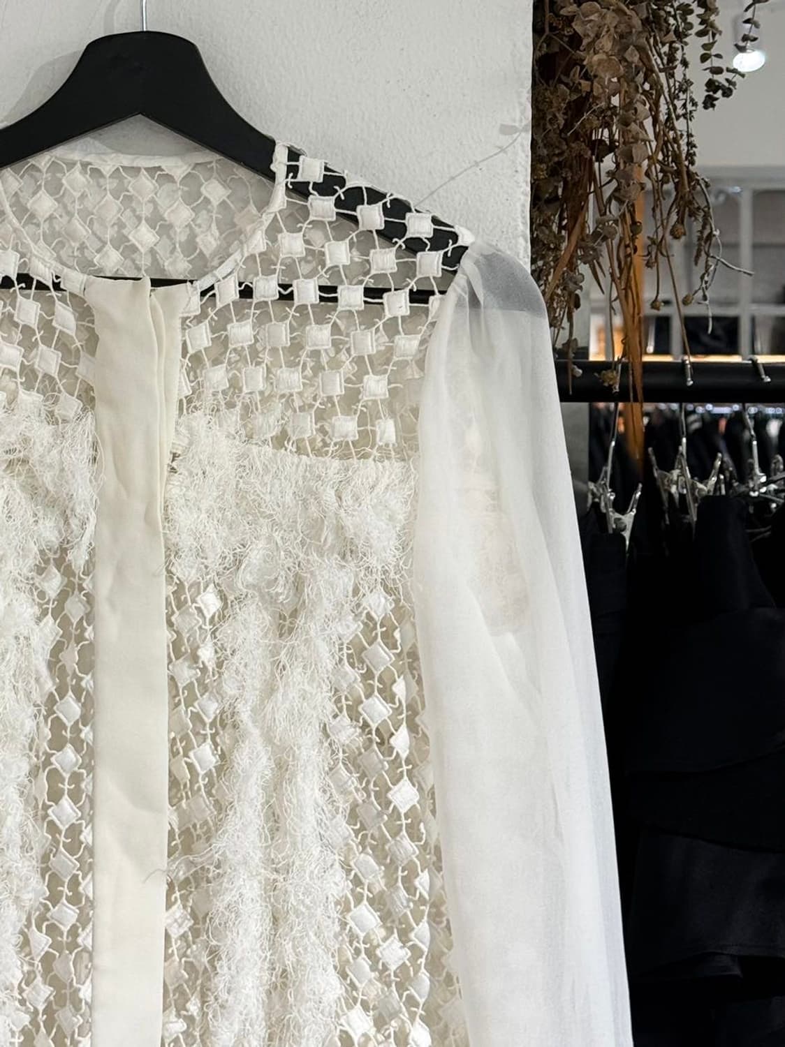 끌로에 화이트 펀칭 쉬어 블라우스 상품이미지3