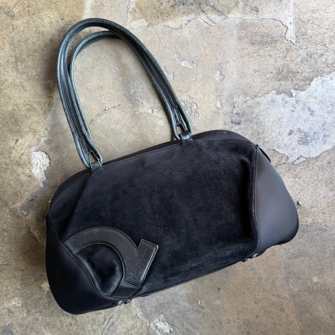 페레가모 간치니 로고 스웨이드/레더 숄더 백 상품이미지1