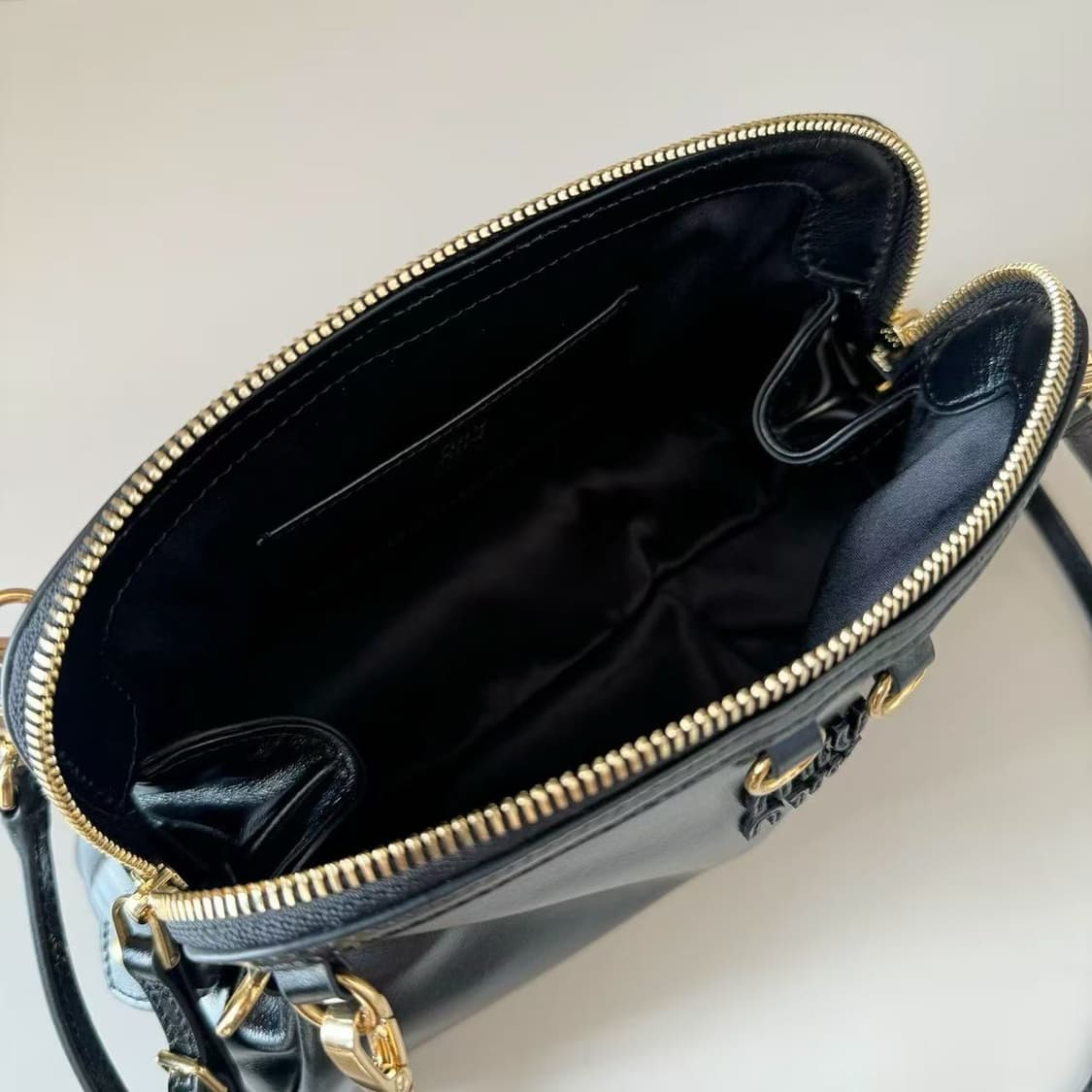 미우 미우 레더 클러치 블랙 상품이미지4