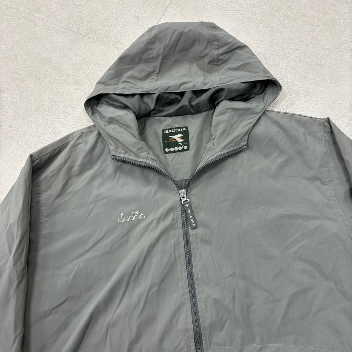 디아도라 올드스쿨 스몰로고 바람막이 상품이미지2