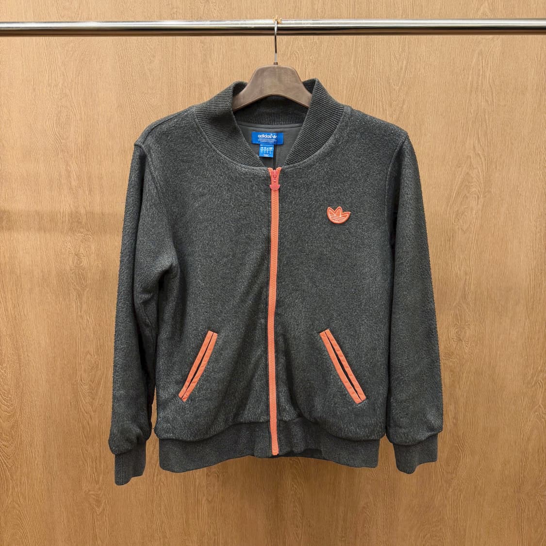 아디다스 오리지널스 집업 자켓 트레포일 로고 오렌지 라인 디테일 차콜 상품이미지2