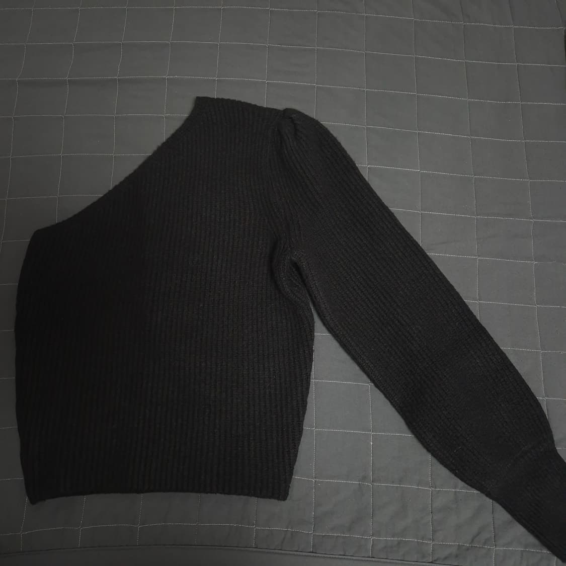 루시르주 원오프 숄더 니트 블랙 상품이미지6