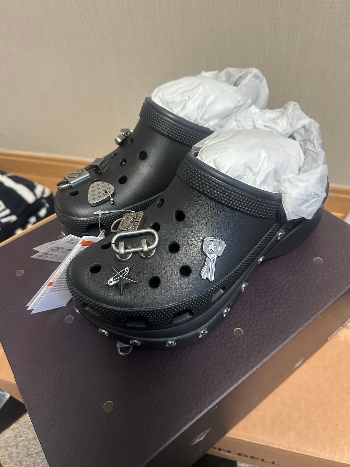 앤더슨벨 크록스 베이 클로그 블랙 상품이미지1
