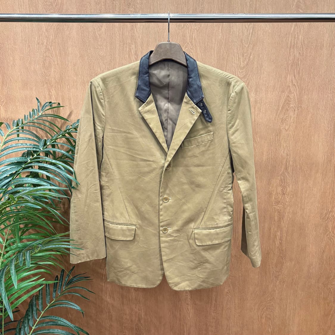 도나카란 뉴욕 코튼 테일러드 자켓 싱글 버튼 레더 카라 배색 베이지 상품이미지1