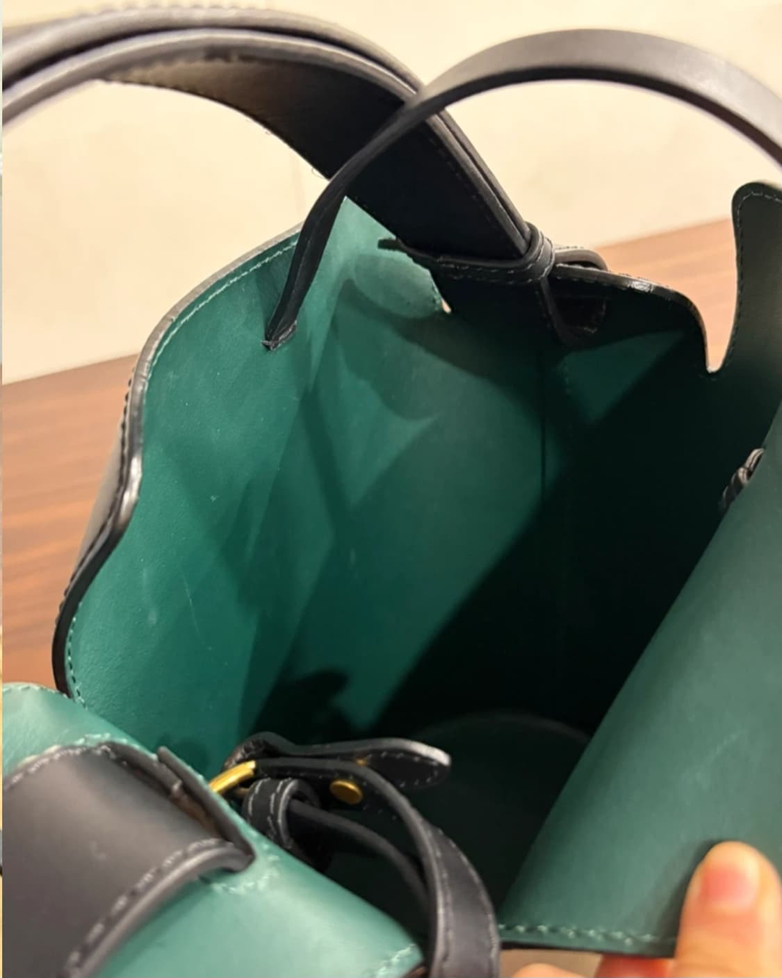 버버리 레더 버킷백 상품이미지8