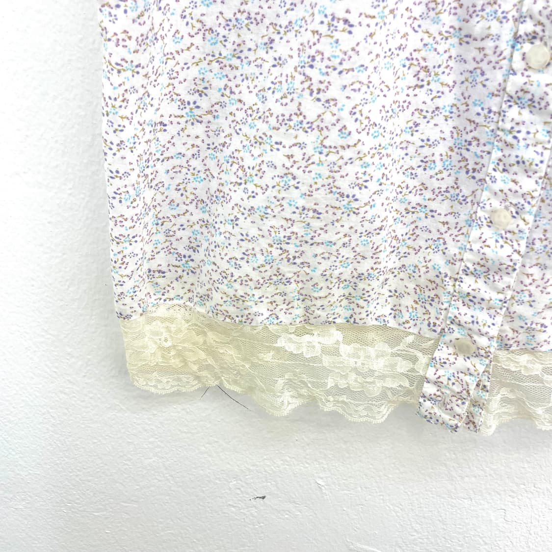 Floral pintuck lace hem blouse 상품이미지4