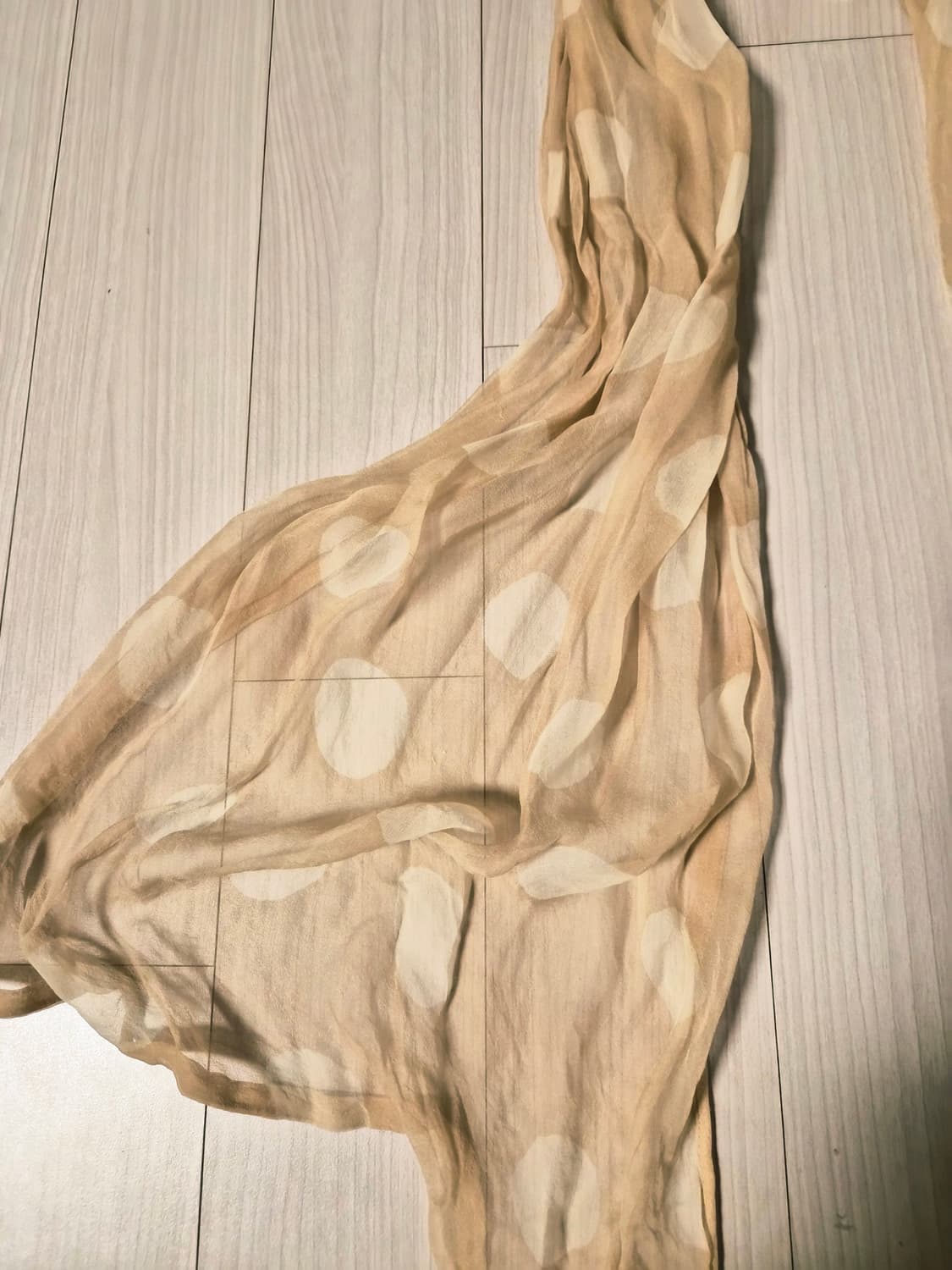 엠포리오 아르마니 실크 혼방 도트 스카프 (베이지) 상품이미지3