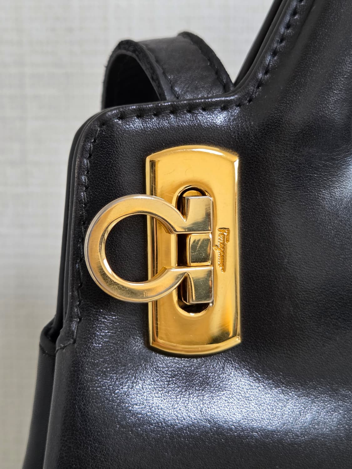 페라가모 완다백 블랙 금장 상품이미지7