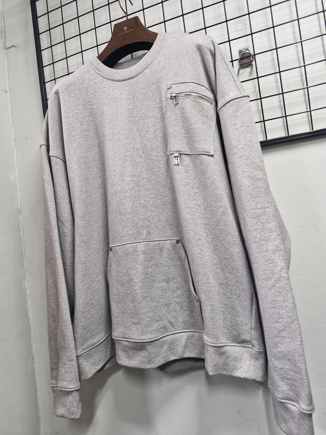 110XXL 트리밍버드 멀티포켓 오버핏 맨투맨 (회색) 상품이미지3