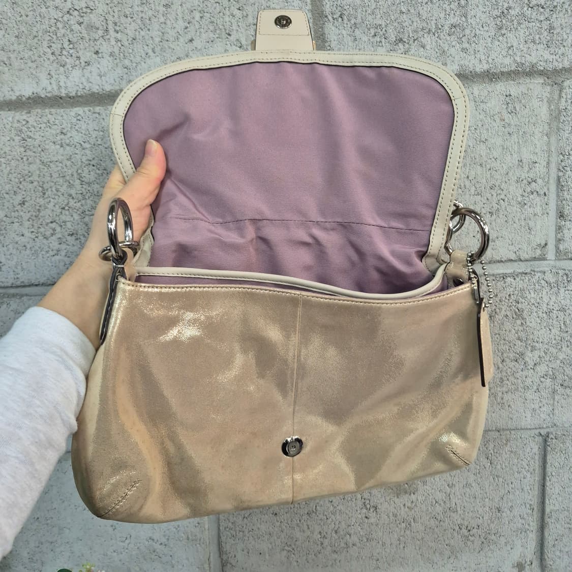 코치 메탈릭 소호 버클쇼퍼백 상품이미지9