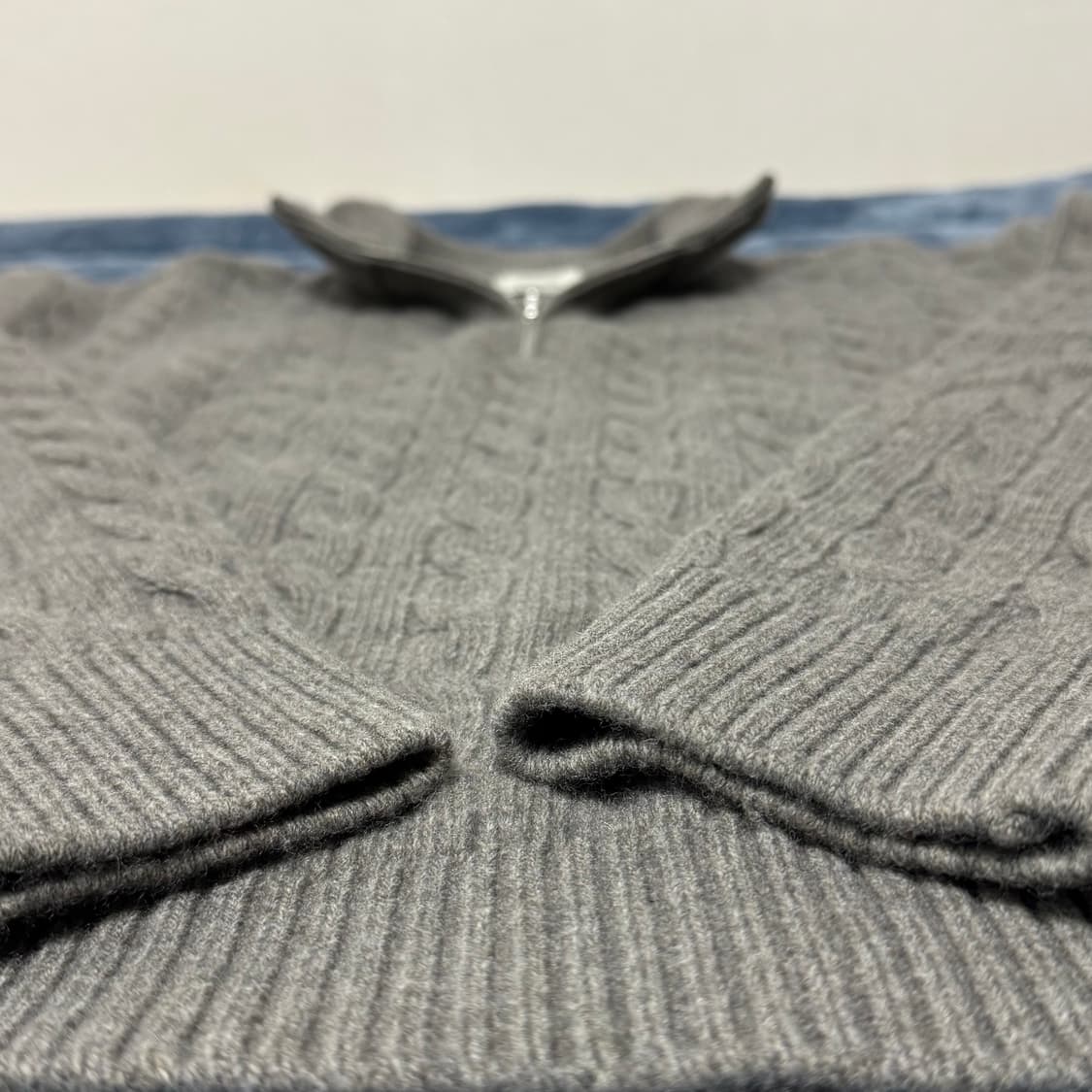 어나더오피스 하프집업 케이블 니트 상품이미지3