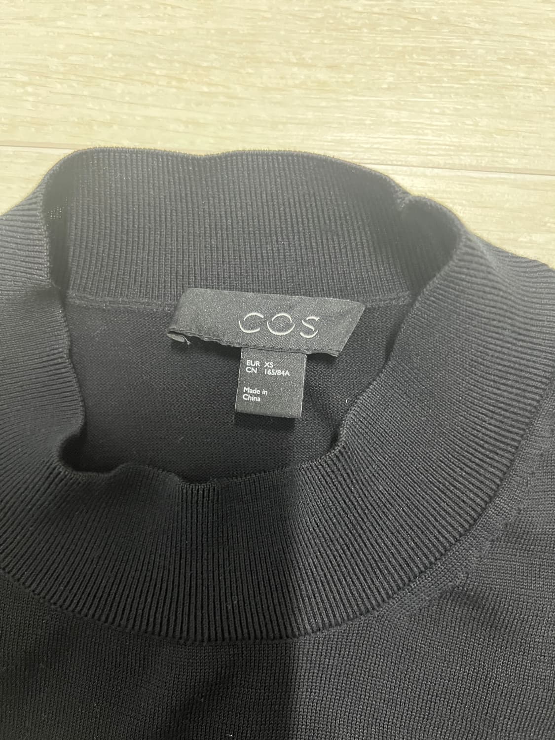cos 블랙 반팔 모크넥 xs 상품이미지3