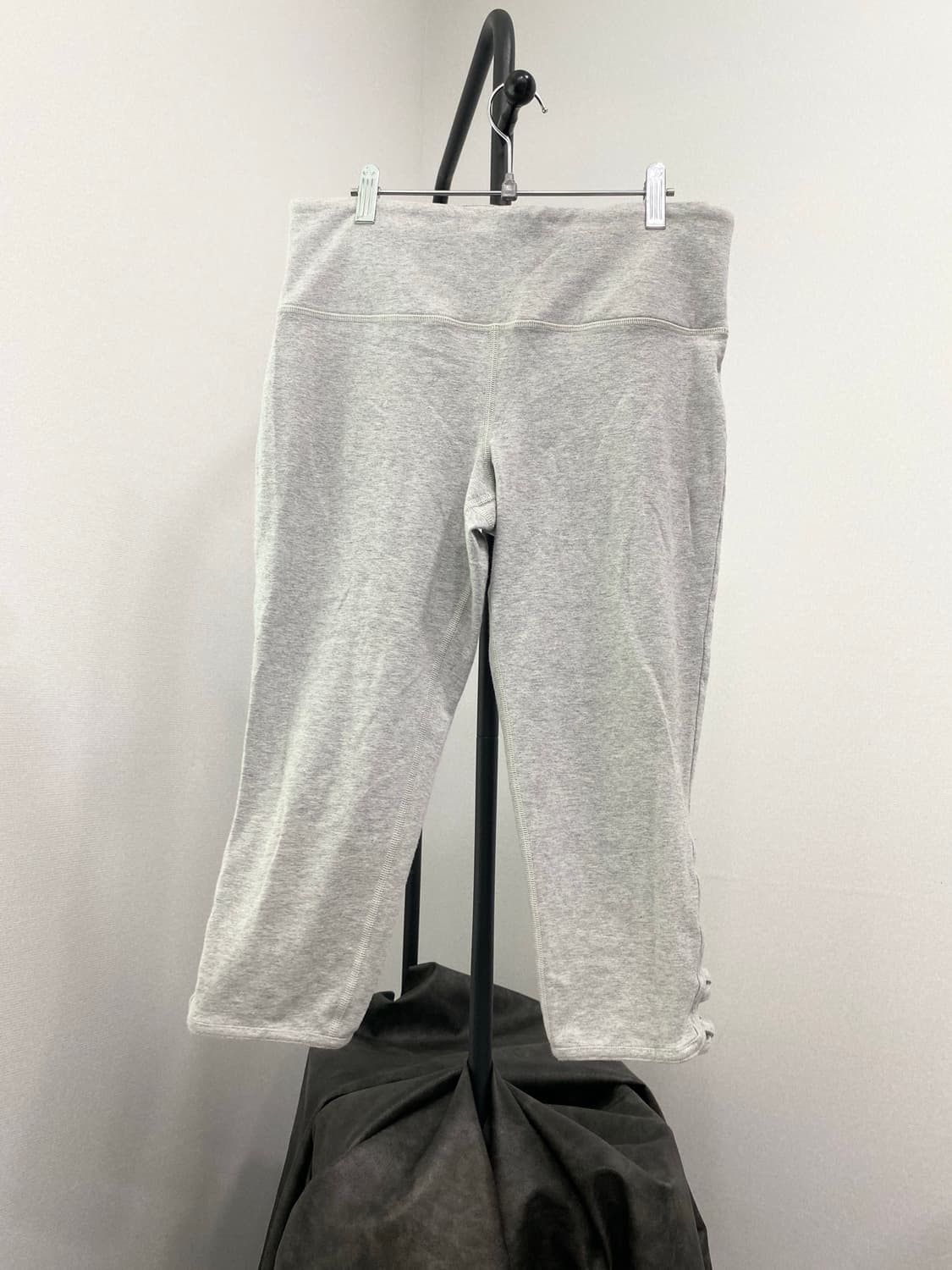 Criss Cross Lattice Capri Leggings 상품이미지4
