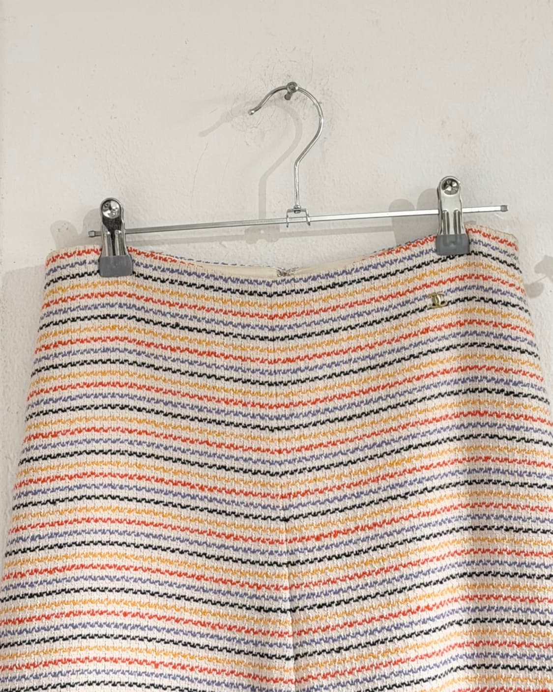 샤넬 멀티컬러 트위드 로고 미디 스커트 상품이미지2