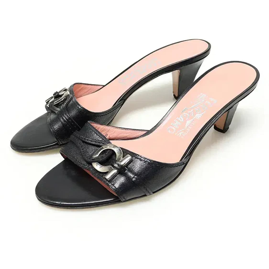 페라가모 블랙 사피아노 레더 은장 간치니 뮬 여성 샌들 61467FE 상품이미지2