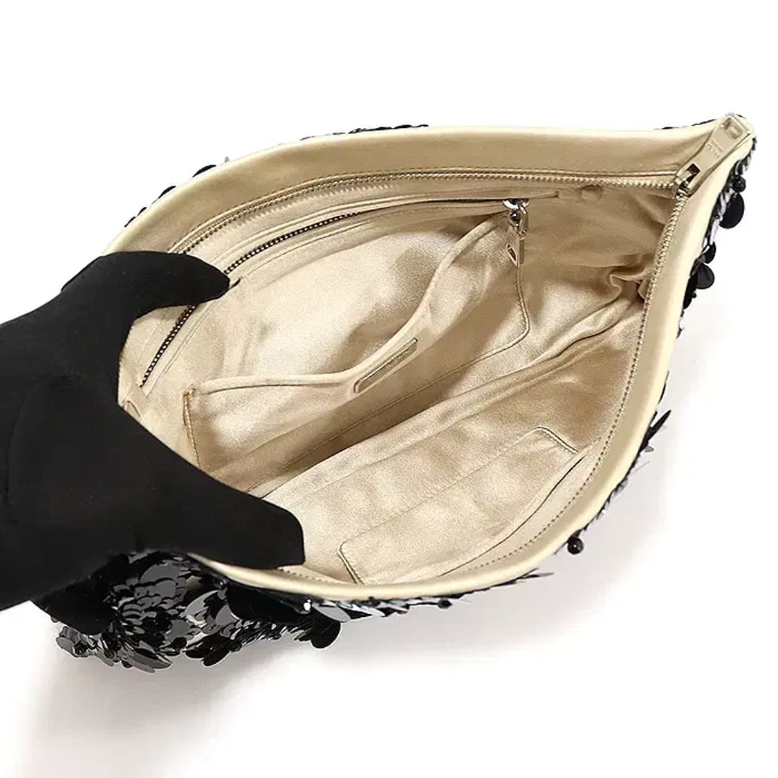 프라다 베이지 새틴 블랙 스팽글 플라워 장식 클러치 CO92635PR 상품이미지4