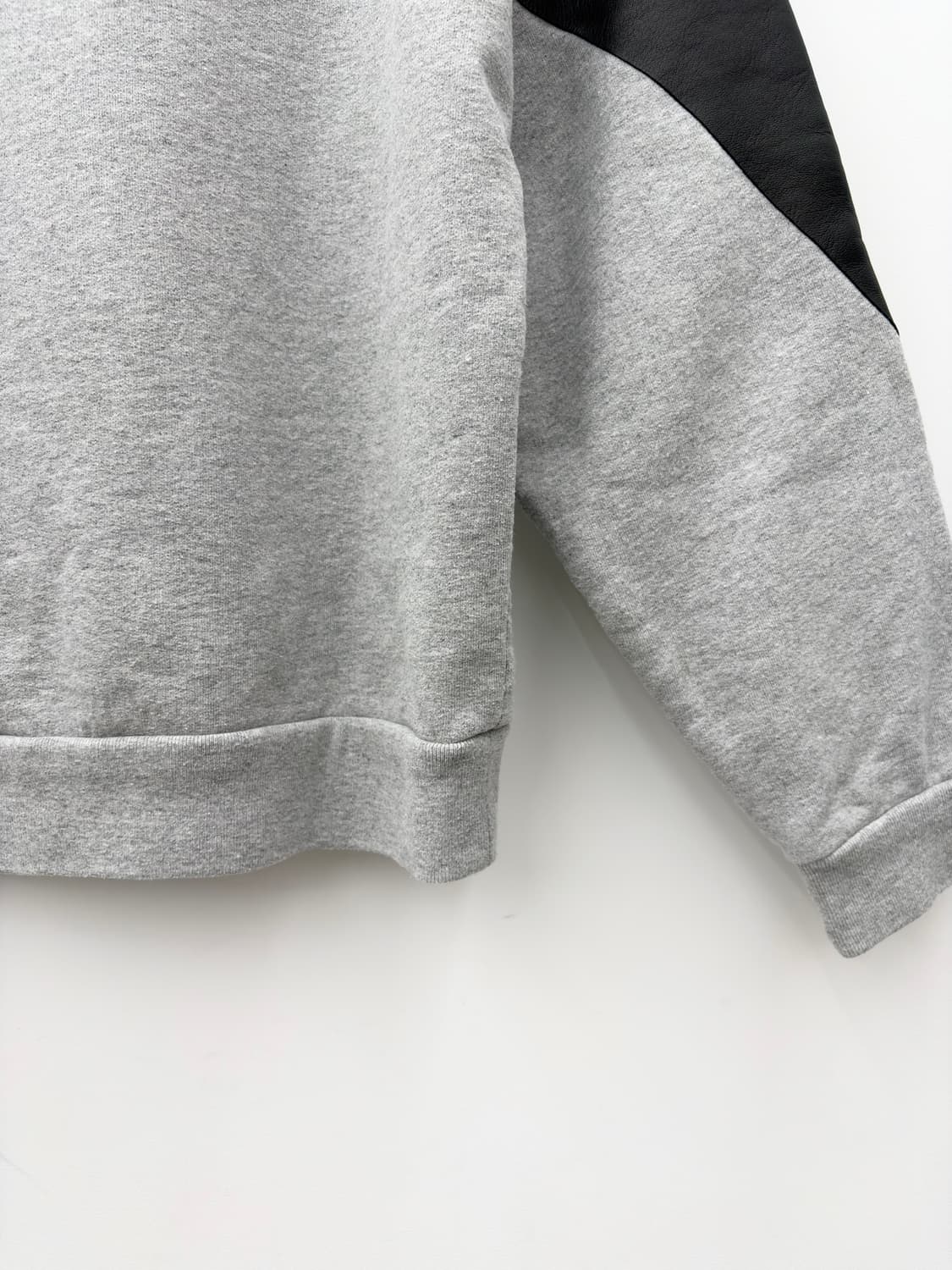 LEATHER BLOCK SWEATSHIRT 상품이미지6