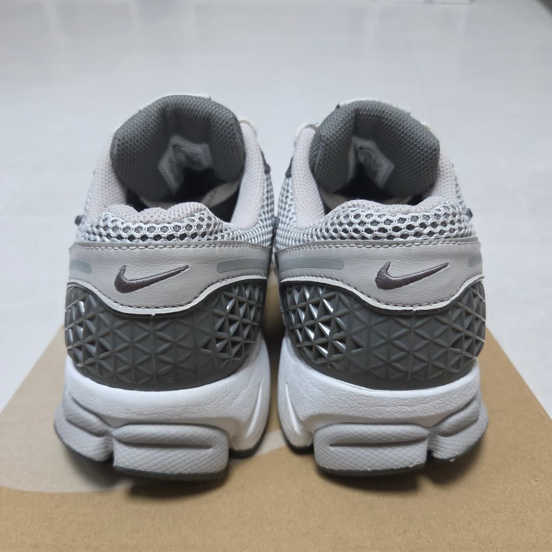 나이키 줌 보메로 5 프리미엄 아이언 오어 FD0791-012 상품이미지5