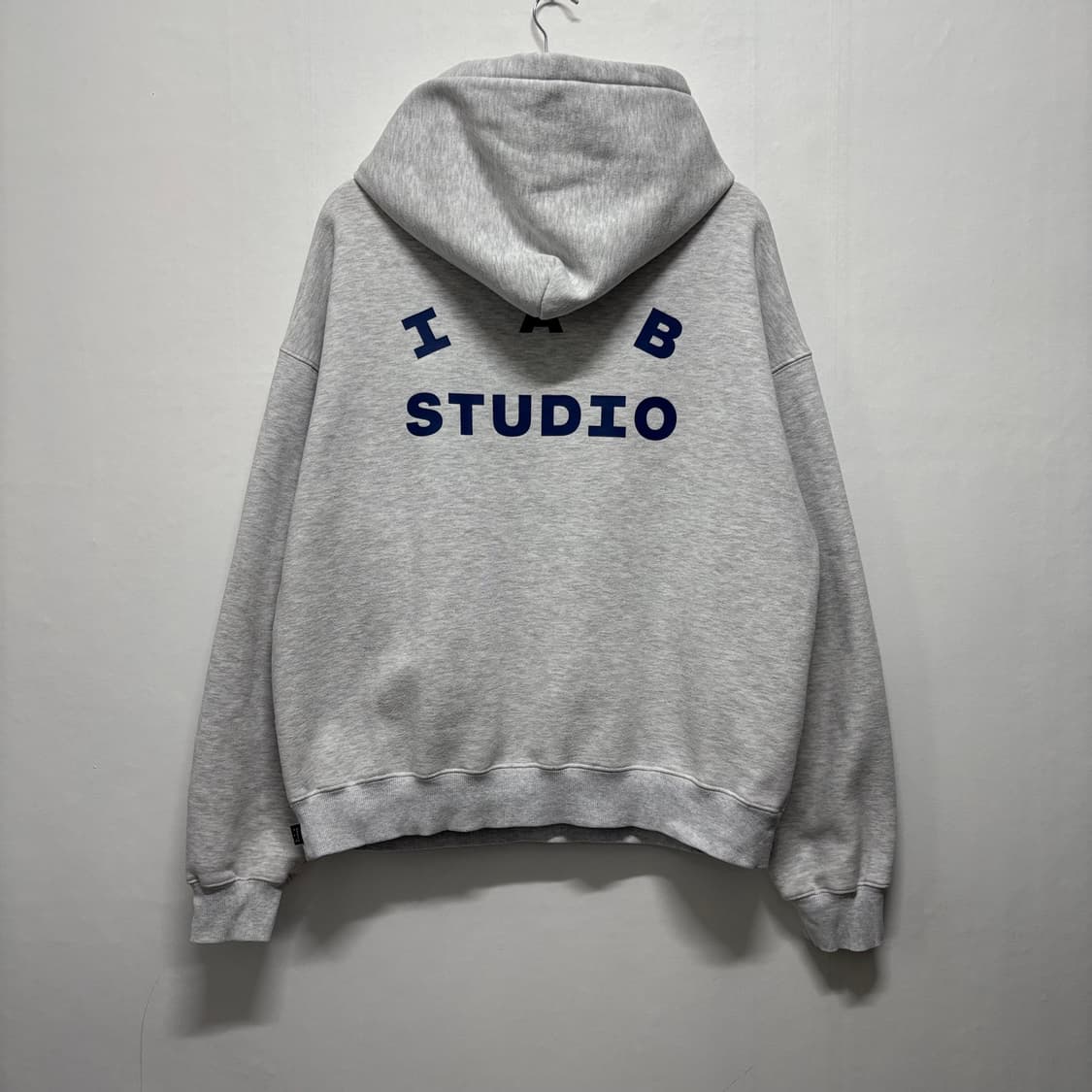 아이앱 스튜디오 라이트그레이 후드티 상품이미지2